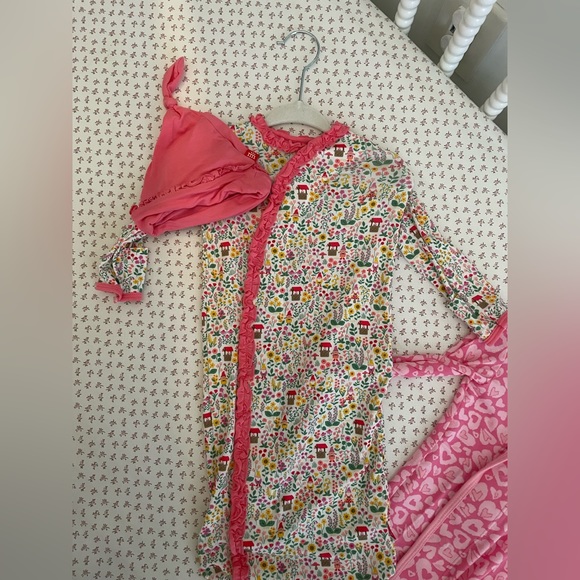 Magnetic Me - 3 Gown and Hat Sets (6 Pieces) Nb-3 Months - Picture 2 of 7
